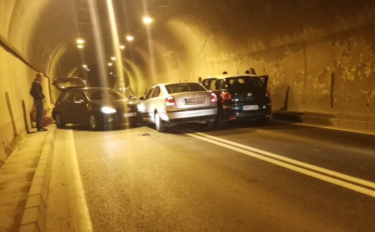 Trostruki sudar u tunelu Vranduk, obustavljen saobraćaj