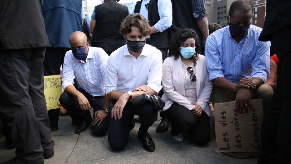 Trudeau kleknuo u znak solidarnosti s demonstrantima u Ottawi