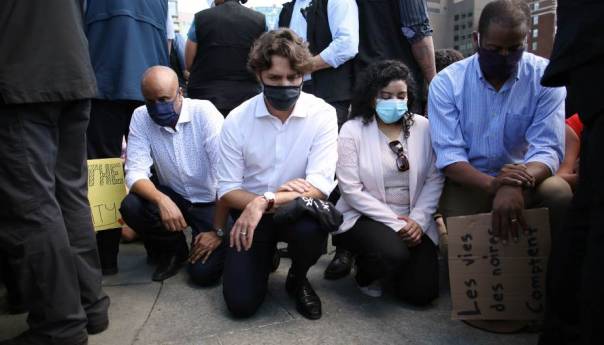 Trudeau kleknuo u znak solidarnosti s demonstrantima u Ottawi