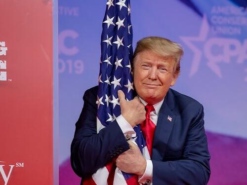 Trump će strogo kažnjavati paljenje američke zastave