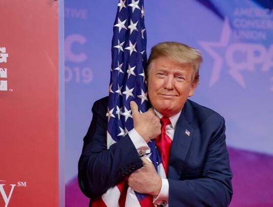 Trump će strogo kažnjavati paljenje američke zastave