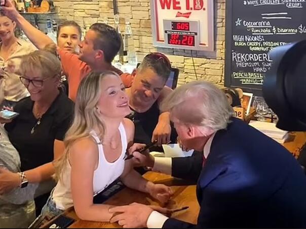 Video: Trump dijelio besplatne pizze pa se potpisivao djevojci na prsa