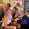 Video: Trump dijelio besplatne pizze pa se potpisivao djevojci na prsa