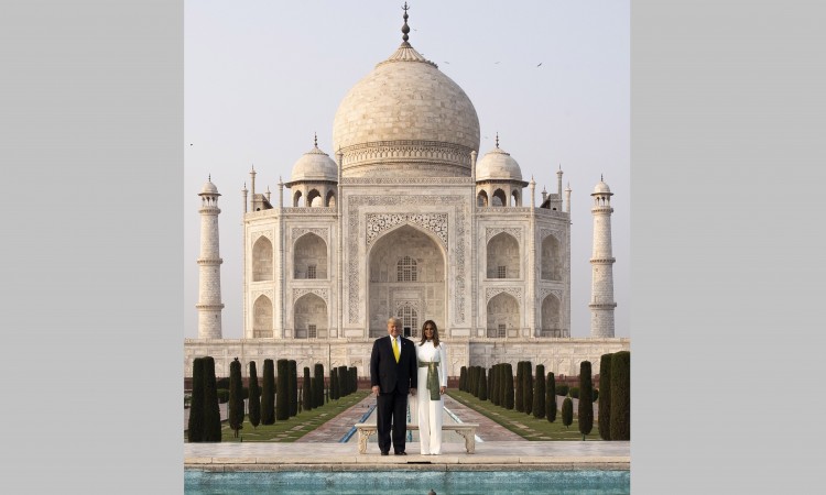 Trump i Melania posjetili Taj Mahal