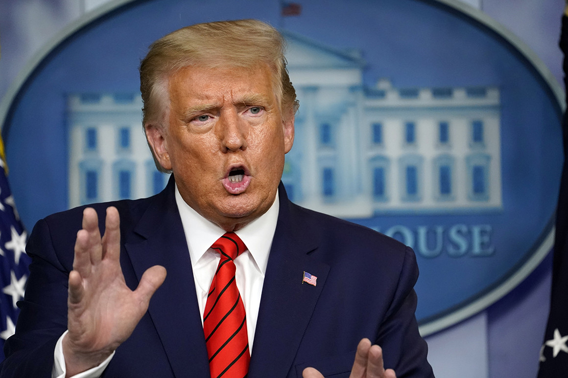Trump: Neka desničarska milicija "pusti policiju da radi svoj posao"