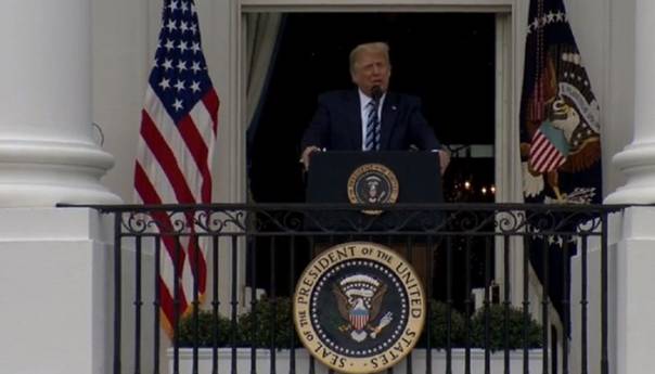 Trump održao govor s balkona Bijele kuće