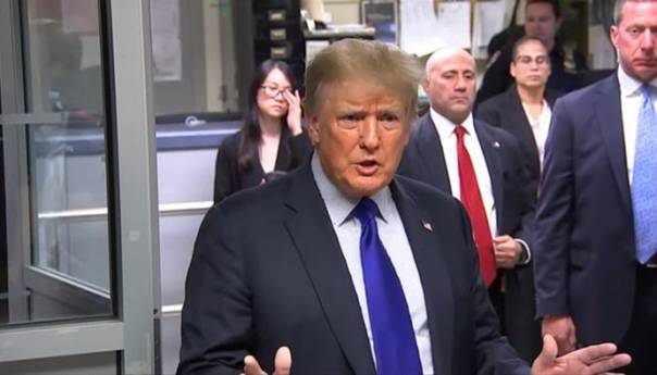 Trump osudio 'Bidenovu nesposobnost i idiotsko upravljenje'