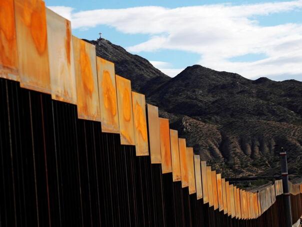 Trump otežava migrantima: Zid na meksičkoj granici farba u crno