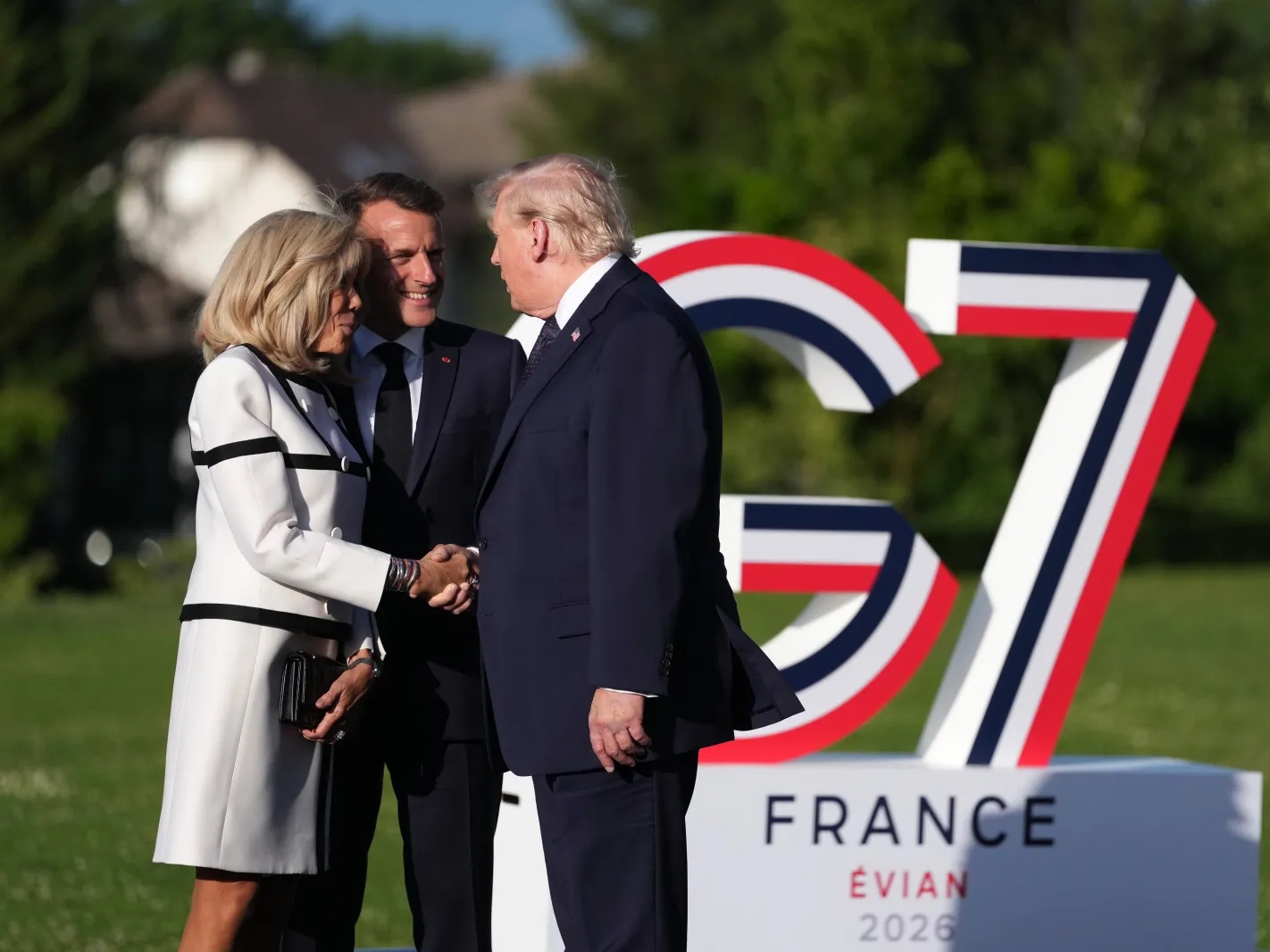 Trump ponovo u centru pažnje: Maratonsko rukovanje s Brigitte Macron izazvalo reakcije