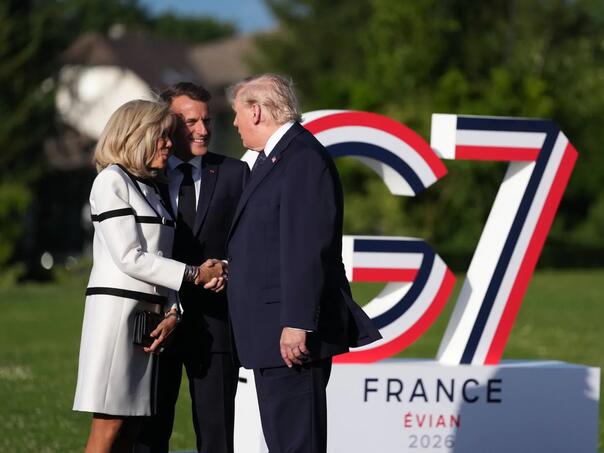 Trump ponovo u centru pažnje: Maratonsko rukovanje s Brigitte Macron izazvalo reakcije