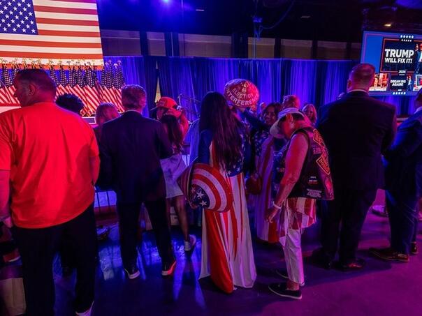 Trump poručio okupljenima: Nastavite pratiti rezultate