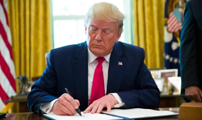 Trump potpisao paket pomoći u pandemiji