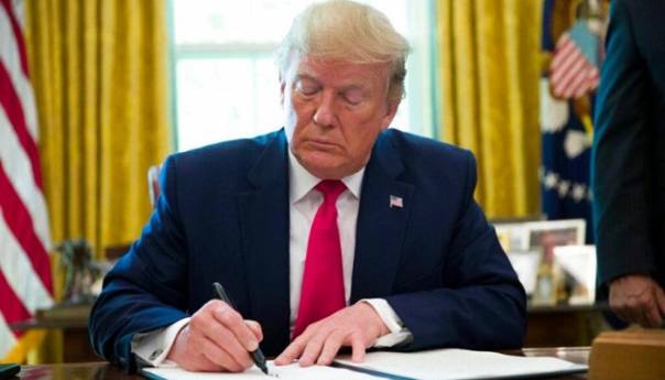 Trump potpisao paket pomoći u pandemiji