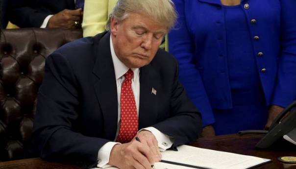 Trump potpisao zakon i dekret kojima SAD kažnjava Kinu