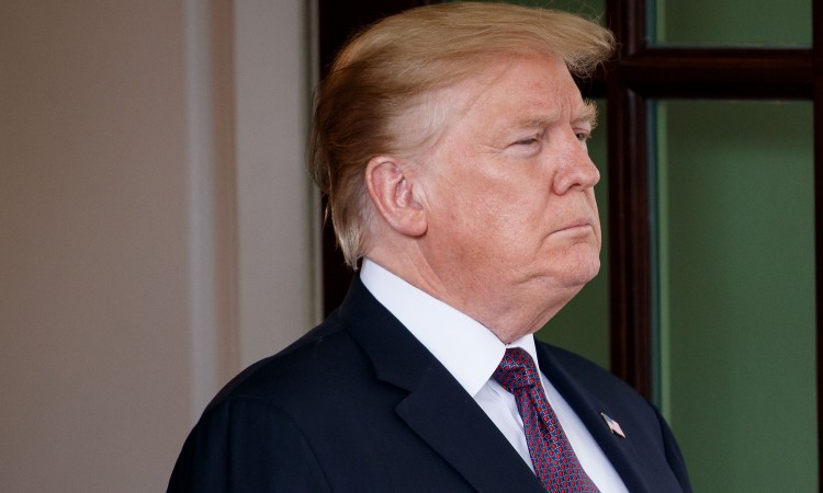 Trump potpisuje naredbu o prioritetnoj distribuciji vakcina u SAD-u, potom izvoz