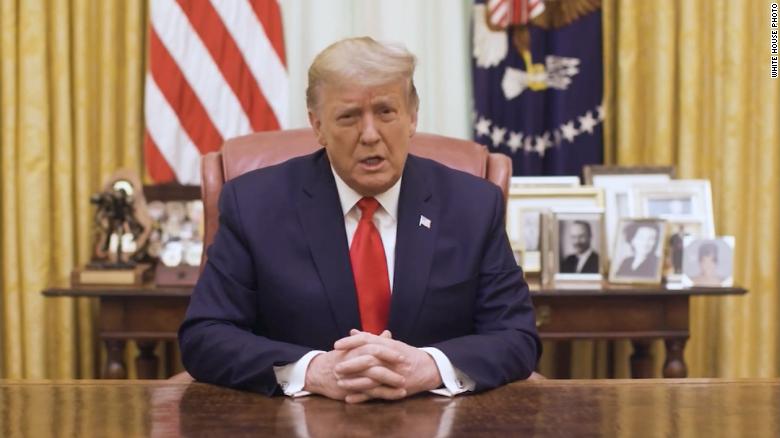 Trump povukao nekoliko poteza zadnjeg dana mandata