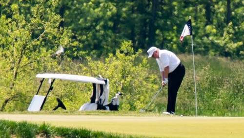 Trump prvi put igrao golf od proglašenja vanrednog stanja