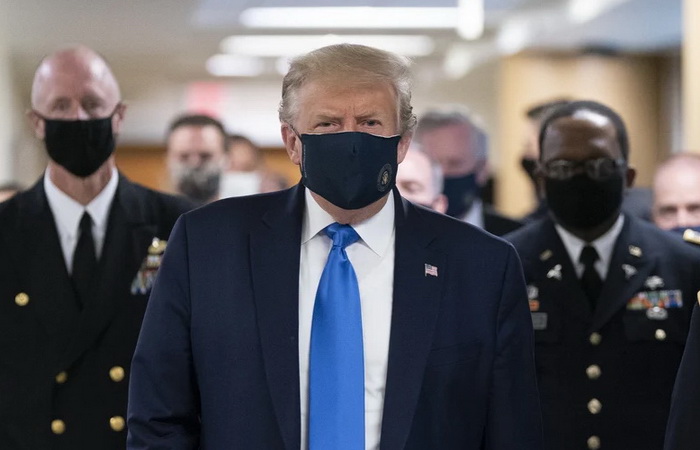 Trump prvi put od početka pandemije stavio masku na lice
