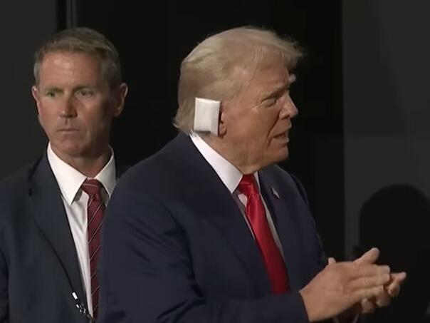 Trump se pojavio u javnosti prvi put nakon atentata, na uhu imao zavoj