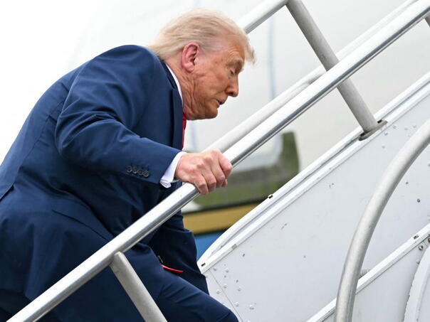 Trump se samouvjereno penjao u avion, a onda se sapleo