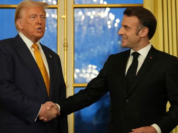 Trump se vraća na svjetsku scenu: Macron ga svečano dočekao u Parizu