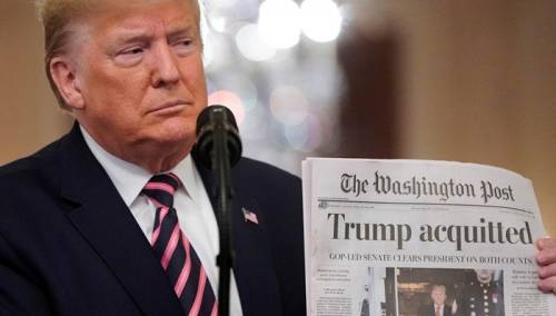 Trump slavio u Bijeloj kući pokazujući naslovnicu "Washington Posta"