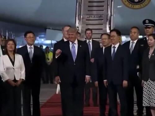 Trump stigao u Peking: Spektakularno je dočekan