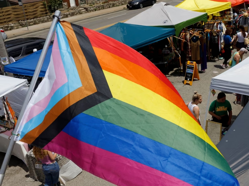 Trump vraća kriznu liniju za LGBTQ mlade, ali izbacuje organizaciju koja ju je stvorila