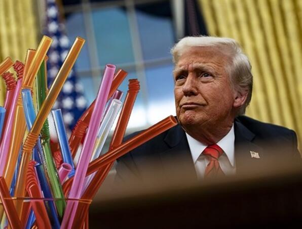 Trump: Vraćamo se plastičnim slamkama