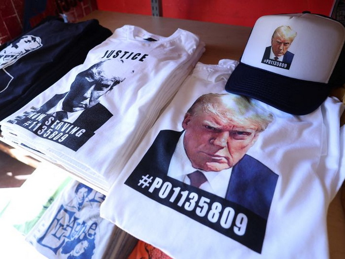 Trump zaradio 7,1 milion dolara od slike iz zatvora