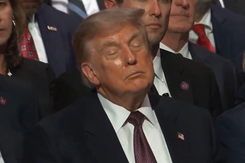 Trump zaspao na sahrani? Bijela kuća tvrdi da nije i da su idioti koji misle da jeste