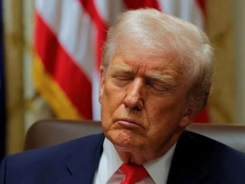 Trumpa optužuju da je spavao na sastanku: "Samo sam odmarao oči"