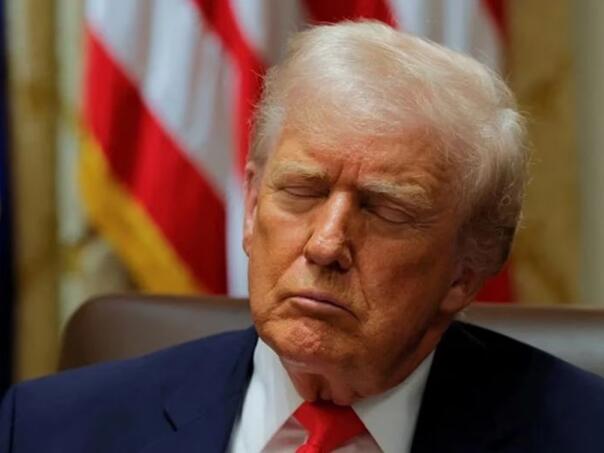 Trumpa optužuju da je spavao na sastanku: "Samo sam odmarao oči"