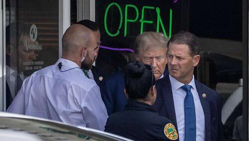 Trumpov pomoćnik optužen za ometanje pravde pojavit će se pred sudom