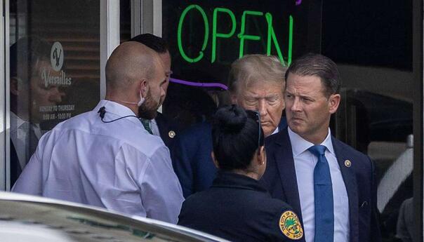 Trumpov pomoćnik optužen za ometanje pravde pojavit će se pred sudom
