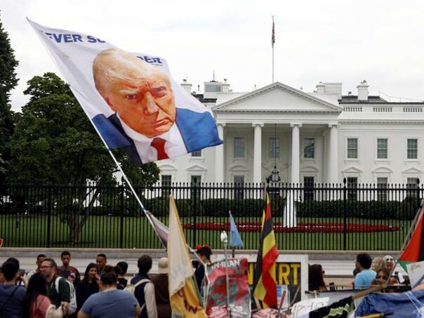 Trumpova kampanja pokreće reklamni 'blic' u šest ključnih država