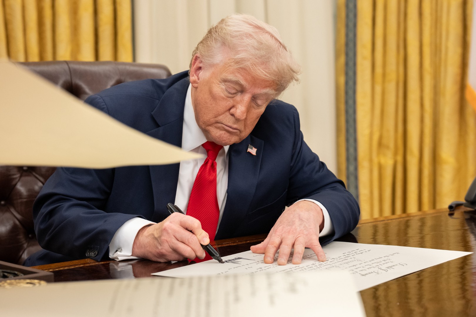 Trumpova modrica izazvala zabrinutost i potaknula glasine o zdravlju