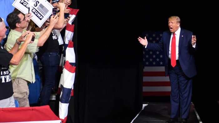 Trumpove pristaše protestuju ispred glasačkog mjesta u Arizoni