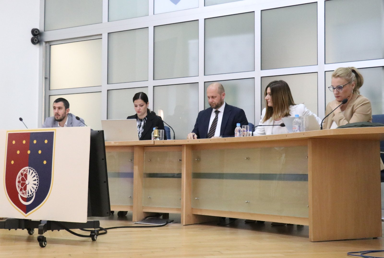 Trzavice u Trojki: Zastupnici NS napustili sjednicu Skupštine