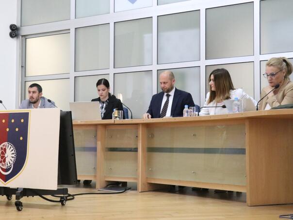 Trzavice u Trojki: Zastupnici NS napustili sjednicu Skupštine