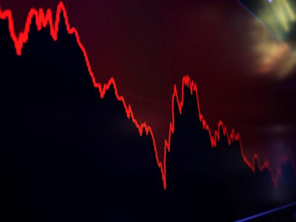 Tržišta u crvenom: Dolar slabi, cijene nafte i zlata u padu