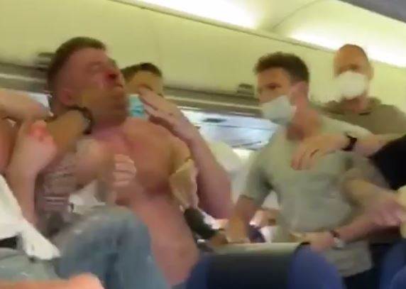 Tuča izbila na letu za Ibizu: Dvojica putnika odbila da nose maske