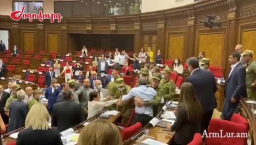 Tuča poslanika u parlamentu Armenije