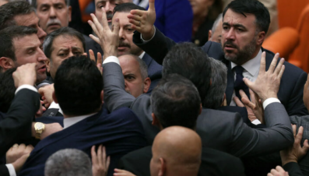 Tuča u parlamentu Turske, poslanik završio na reanimaciji