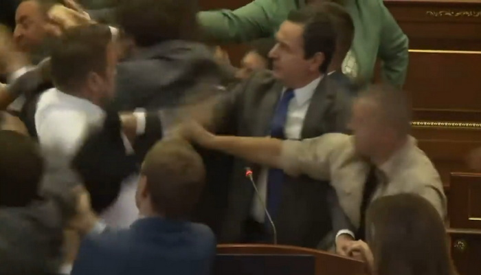 Tuča u Skupštini Kosova, opozicioni zastupnik Kurtija polio vodom