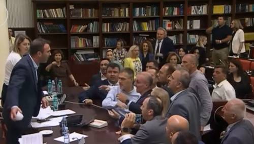 Tučnjava u parlamentu Sj. Makedonije, povrijeđena trojica poslanika