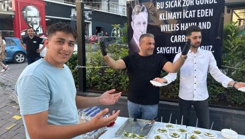 Turci na +40 častili prolaznike i odali priznanje osnivaču klima uređaja