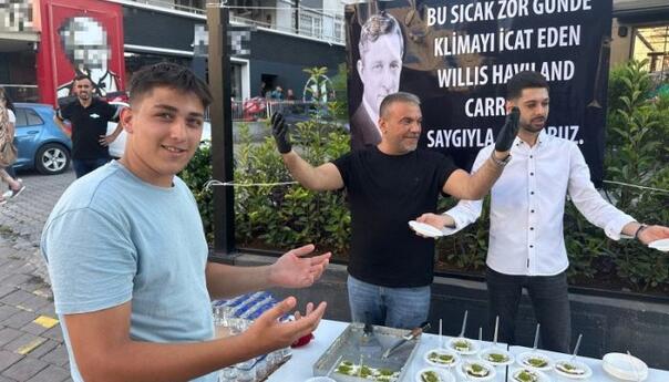 Turci na +40 častili prolaznike i odali priznanje osnivaču klima uređaja