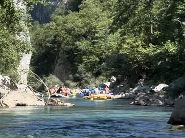 Turisti iz cijelog svijeta dolaze na rafting na Neretvi Turisti iz cijelog svijeta dolaze na rafting na Neretvi