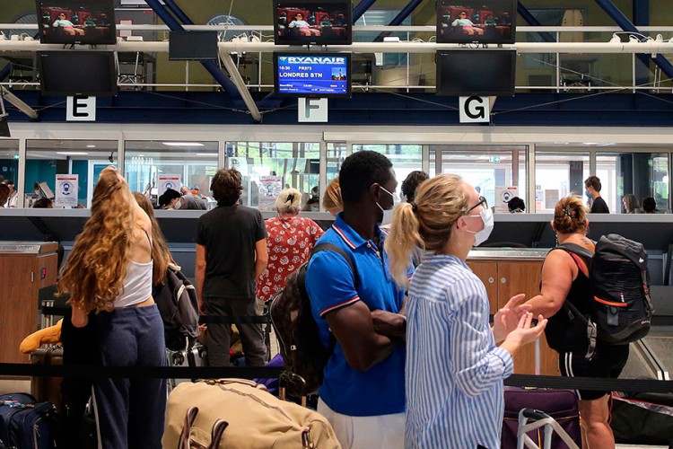 Turisti po povratku u Veliku Britaniju iz Hrvatske i Grčke moraju u karantin?